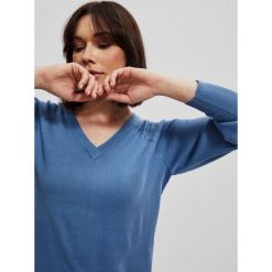 Sweter ze ściągaczem z tyłu. Niebieskie swetry nierozpinane damskie MOODO, s, bez wzorów, klasyczne, bez kołnierzyka, bez ramiączek. W wyprzedaży za 29.99 zł.