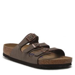 Klapki Birkenstock. Brązowe klapki damskie Birkenstock, bez wzorów, bez obcasa, bez zapięcia. Za 519.99 zł.