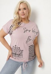 Jasnofioletowy T-shirt Ozdobiony Napisem i Paskami Olirvenia. Fioletowe t-shirty damskie Born2be, xl, bez wzorów, z jeansu, casualowe, bez kołnierzyka, bez ramiączek. Za 39.99 zł.