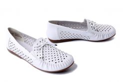 RIEKER L6352-80 white, półbuty damskie. Białe balerinki damskie Rieker, na lato, w ażurowe wzory, bez obcasa, bez zapięcia. Za 319.90 zł.