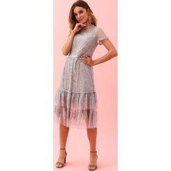 KORONKOWA SUKIENKA Z HAFTAMI. Szare sukienki damskie TOP SECRET, na lato, z aplikacjami, z koronki, eleganckie, bez kołnierzyka, bez ramiączek, mini. W wyprzedaży za 99.99 zł.