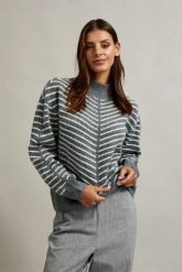 Sweter z półgolfem i paskami szary. Szare swetry nierozpinane damskie MOODO, l, bez wzorów, z elastanu, bez kołnierzyka, bez ramiączek. W wyprzedaży za 59.98 zł.