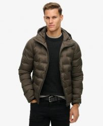 Superdry Pikowana kurtka puchowa z kapturem - 100% poliester z recyklingu. Brązowe kurtki męskie Superdry, m, bez wzorów, z materiału, z kapturem. Za 592.25 zł.