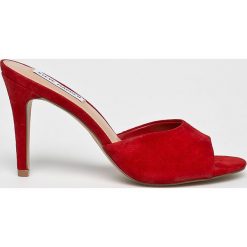 Steve Madden - Klapki Erin. Żółte klapki damskie Steve Madden, bez wzorów, z lakierowanej skóry, bez obcasa, na obcasie, bez zapięcia. W wyprzedaży za 219.90 zł.