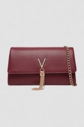 VALENTINO Bordowa kopertówka Pochette. Czerwone torebki do ręki damskie Valentino by Mario Valentino, bez wzorów, bez dodatków. W wyprzedaży za 188.99 zł.