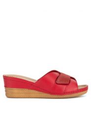 Go Soft Klapki ARC-2309-07 Czerwony. Czerwone klapki damskie GO SOFT, bez wzorów, ze skóry, bez obcasa, bez zapięcia. Za 149.99 zł.