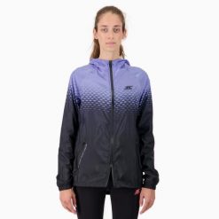 Damska lekka kurtka przeciwwiatrowa do biegania i trailu PERFORMANCE WINDBREAKER. Fioletowe kurtki sportowe damskie BODYCROSS, na zimę, bez wzorów, z materiału, bez ramiączek, bez kaptura, do biegania. Za 739.99 zł.