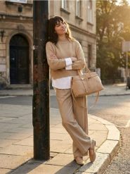 Sweter z koszulową wstawką - beżowy. Brązowe swetry nierozpinane damskie Sinsay, l, bez wzorów, bez kołnierzyka, bez ramiączek. Za 69.99 zł.
