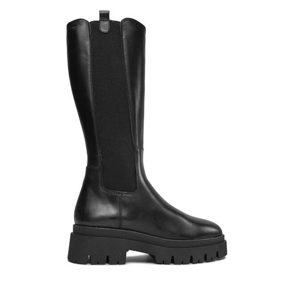 Kozaki Tamaris. Czarne kozaki damskie Tamaris, bez wzorów, bez obcasa, na płaskiej podeszwie, bez zapięcia. Za 449.99 zł.