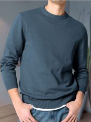 Sweter z okrągłym dekoltem - niebieski. Niebieskie swetry męskie Sinsay, l, bez wzorów, bez kołnierzyka, bez ramiączek. Za 33.99 zł.
