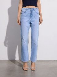 Jeansy straight - niebieski. Niebieskie jeansy damskie Reserved, bez wzorów, z bawełny. W wyprzedaży za 39.99 zł.