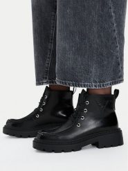 Guess Jeans Trzewiki CEO-HY5389S-8 Czarny. Czarne botki damskie Guess Jeans, z aplikacjami, z jeansu, bez obcasa, na płaskiej podeszwie, bez zapięcia. Za 279.99 zł.