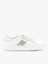 Białe skórzane półbuty z platynowym paskiem. Białe półbuty damskie Ryłko, bez wzorów, z materiału, z okrągłym noskiem, bez obcasa, na płaskiej podeszwie, bez zapięcia. Za 449.99 zł.