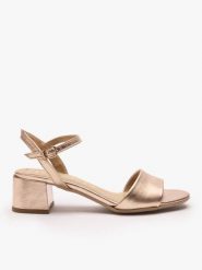 Platynowe sandały na słupku. Brązowe sandały damskie Ryłko, bez wzorów, ze skóry, z okrągłym noskiem, bez obcasa, na obcasie, bez zapięcia. Za 379.99 zł.