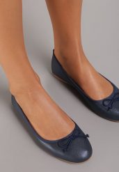 Granatowe Balerinki Enenor. Niebieskie balerinki damskie Born2be, bez wzorów, z jeansu, bez obcasa, na płaskiej podeszwie, bez zapięcia. Za 49.99 zł.