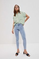 Jeansy medium waist z kieszeniami błękitne. Niebieskie jeansy damskie MOODO, bez wzorów, z bawełny, długie. W wyprzedaży za 51.99 zł.