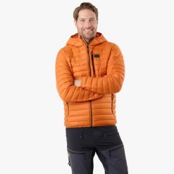 Kurtka outdoor hiking męska Swedemount Lofoten Hood Jacket wiatroszczelna. Brązowe kurtki męskie SWEDEMOUNT, m, bez wzorów, z puchu, sportowe, bez kaptura. Za 499.99 zł.
