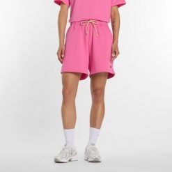 Spodenki damskie New Balance WS41508AAC – różowe. Czerwone szorty damskie New Balance, bez wzorów, z bawełny, klasyczne, z podwyższonym stanem. Za 279.99 zł.