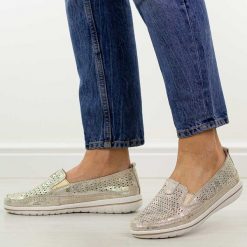 Złote ażurowe skórzane półbuty damskie Jezzi 5364. Żółte półbuty damskie Jezzi, na jesień, w ażurowe wzory, z jeansu, casualowe, z okrągłym noskiem, bez obcasa, na płaskiej podeszwie, bez zapięcia. Za 199.00 zł.