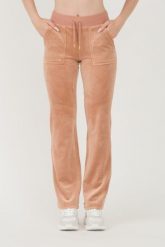 JUICY COUTURE Beżowe spodnie dresowe Del Ray Gold Pocketed Pant. Brązowe spodnie dresowe damskie Juicy Couture, bez wzorów, z dresówki. W wyprzedaży za 350.99 zł.