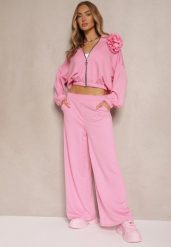 Różowy Komplet Dresowy z Wiskozą Spodnie o Szerokim Kroju i Bluza z Broszką Redaella. Czerwone bluzy damskie Renee, z aplikacjami, z dresówki, casualowe, bez ramiączek, bez kaptura. Za 179.99 zł.
