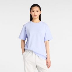 Koszulka damska New Balance WT41501DYK – fioletowa. Fioletowe bluzki damskie New Balance, m, bez wzorów, z materiału, eleganckie, bez kołnierzyka, bez ramiączek. Za 169.99 zł.