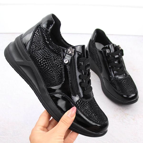 Skórzane półbuty damskie na koturnie czarne Filippo DP6352. Czarne półbuty damskie Filippo, bez wzorów, ze skóry, sportowe, bez obcasa, na koturnie, bez zapięcia. Za 173.99 zł.