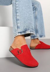 Czerwone Klapki Ozdobione Klamrą na Pasku Zelevelis. Czerwone klapki damskie Renee, bez wzorów, z jeansu, eleganckie, bez obcasa, na obcasie, bez zapięcia. W wyprzedaży za 67.49 zł.