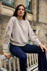 Bluza z ozdobnymi rękawami beżowa. Brązowe bluzy damskie MOODO, l, bez wzorów, z elastanu, bez ramiączek, bez kaptura. Za 139.99 zł.