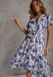 Niebieska Kopertowa Sukienka z Wiązanym Paskiem w Kwiatowy Print z Brokatem Runewea. Niebieskie sukienki damskie Renee, na imprezę, l, bez wzorów, boho, bez kołnierzyka, bez ramiączek, midi, kopertowe. Za 109.99 zł.