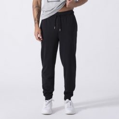 Ikoniczne Spodnie Z Mankiecikiem Czarny Bawelna, Poliester. Czarne spodnie materiałowe męskie EVERLAST, bez wzorów, z bawełny. Za 199.40 zł.