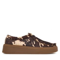Półbuty Clarks. Brązowe półbuty damskie Clarks, bez wzorów, bez obcasa, na płaskiej podeszwie, bez zapięcia. Za 569.99 zł.