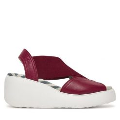 Sandały Fly London. Czerwone sandały damskie Fly London, bez wzorów, bez obcasa, na koturnie, bez zapięcia. Za 547.99 zł.