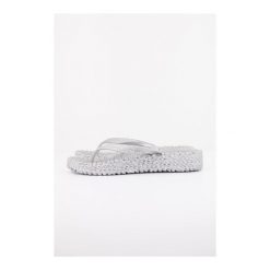Sandały ILSE JACOBSEN CHEERFUL13 CHANCLA Srebrny. Szare sandały damskie Ilse Jacobsen, bez wzorów, z gumy, bez obcasa, bez zapięcia. Za 152.99 zł.