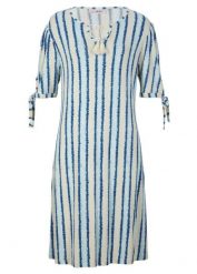 Sukienka shirtowa. Niebieskie sukienki damskie bonprix, na lato, bez wzorów, bez kołnierzyka, bez ramiączek. Za 119.99 zł.