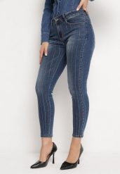 Granatowe Jeansy Regular z Wysokim Stanem Ozdobione Cyrkoniami i Przetarciami Lofia. Niebieskie jeansy damskie Born2be, bez wzorów, z jeansu, z podwyższonym stanem. Za 34.99 zł.
