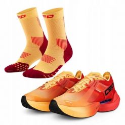 Zestaw biegacza: męskie buty sportowe i skarpety biegowe. Brązowe buty sportowe męskie CEP, bez wzorów, bez zapięcia. Za 907.20 zł.