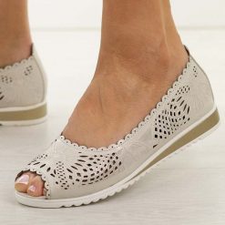 Białe skórzane półbuty damskie M.Daszyński Ol27-1. Białe półbuty damskie M.Daszyński, na lato, w ażurowe wzory, ze skóry, casualowe, z otwartym noskiem, bez obcasa, na płaskiej podeszwie, bez zapięcia. W wyprzedaży za 197.10 zł.