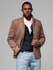 Marynarka męska casual z ozdobnymi guzikami na mankietach - jasnybrąz V2 - Rozmiar: L. Brązowe marynarki męskie Ombre Clothing, l, bez wzorów, casualowe, bez kołnierzyka, bez ramiączek. W wyprzedaży za 149.99 zł.