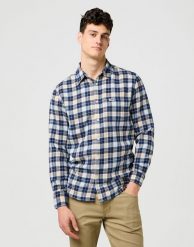 MESKA KOSZULA WRANGLER 1 PKT SHIRT BLUE 112371405. Niebieskie koszule męskie Wrangler, l, bez wzorów, bez kołnierzyka, bez ramiączek. Za 139.99 zł.
