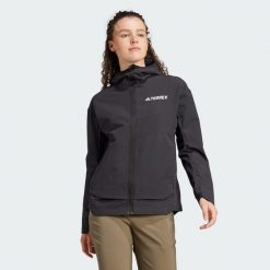Kurtka Terrex Multi Softshell. Czarne kurtki sportowe damskie Adidas, xl, bez wzorów, z materiału, bez ramiączek, bez kaptura, trekkingowe. Za 529.00 zł.