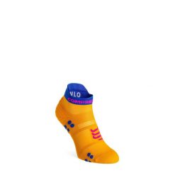 Skarpety biegowe Compressport Pro Racing Socks v4.0 Run Low. Czerwone skarpetki damskie Compressport, bez wzorów. Za 70.99 zł.