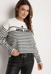 Biały Sweter z Bawełną w Paski z Haftowanym Napisem Zeanista. Białe swetry nierozpinane damskie Born2be, uniwersalny, z aplikacjami, z bawełny, eleganckie, bez kołnierzyka, bez ramiączek. Za 84.99 zł.