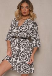 Biało-Czarna Sukienka z Bawełny o Rozkloszowanym Kroju Ozdobiona Guzikami Janivra. Czarne sukienki damskie Renee, m, bez wzorów, z bawełny, eleganckie, bez kołnierzyka, bez ramiączek, mini, kopertowe. Za 39.99 zł.