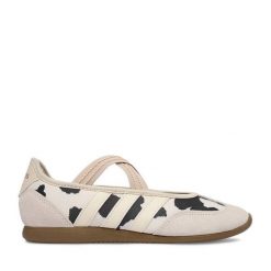 Baleriny adidas. Białe balerinki damskie Adidas, bez wzorów, bez obcasa, bez zapięcia. Za 279.99 zł.