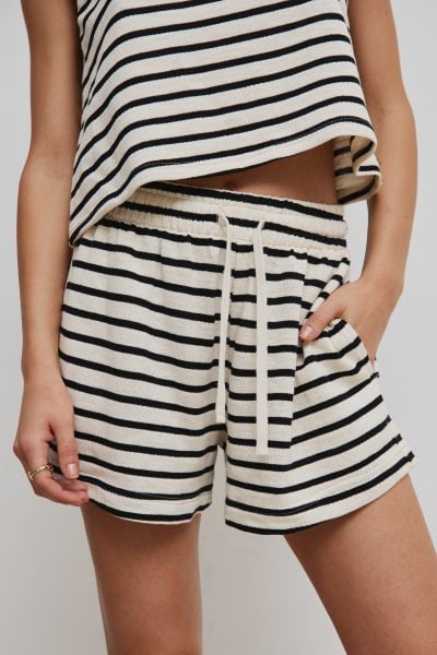 Krótkie szorty z dzianiny w paski BLACK & BEIGE - UNION. Brązowe szorty damskie Marsala, bez wzorów, z bawełny. Za 159.90 zł.