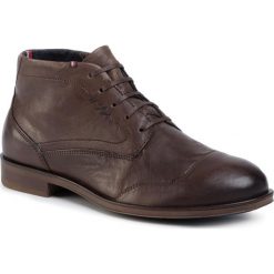 Trzewiki TOMMY HILFIGER - Dress Casual Leather Boot FM0FM02587 Nomad GPF. Brązowe botki męskie Tommy Hilfiger, bez wzorów, z materiału, casualowe, bez obcasa, bez zapięcia. Za 699.00 zł.