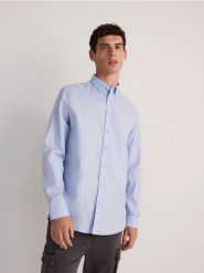 Koszula regular fit z bawełny - jasnoniebieski. Niebieskie koszule męskie Reserved, l, bez wzorów, z bawełny, bez kołnierzyka, bez ramiączek. W wyprzedaży za 39.99 zł.