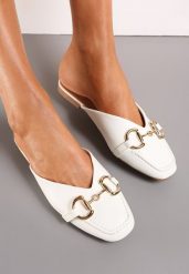 Białe Płaskie Klapki w Typie Loafersów z Łańcuchem Titacia. Białe klapki damskie Renee, bez wzorów, eleganckie, bez obcasa, na płaskiej podeszwie, bez zapięcia. W wyprzedaży za 20.99 zł.