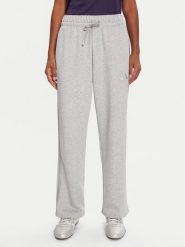 Adidas Spodnie dresowe Holiday 3-Stripes Fleece JM1888 Szary Loose Fit. Szare spodnie dresowe damskie Adidas, bez wzorów, z dresówki. Za 219.99 zł.